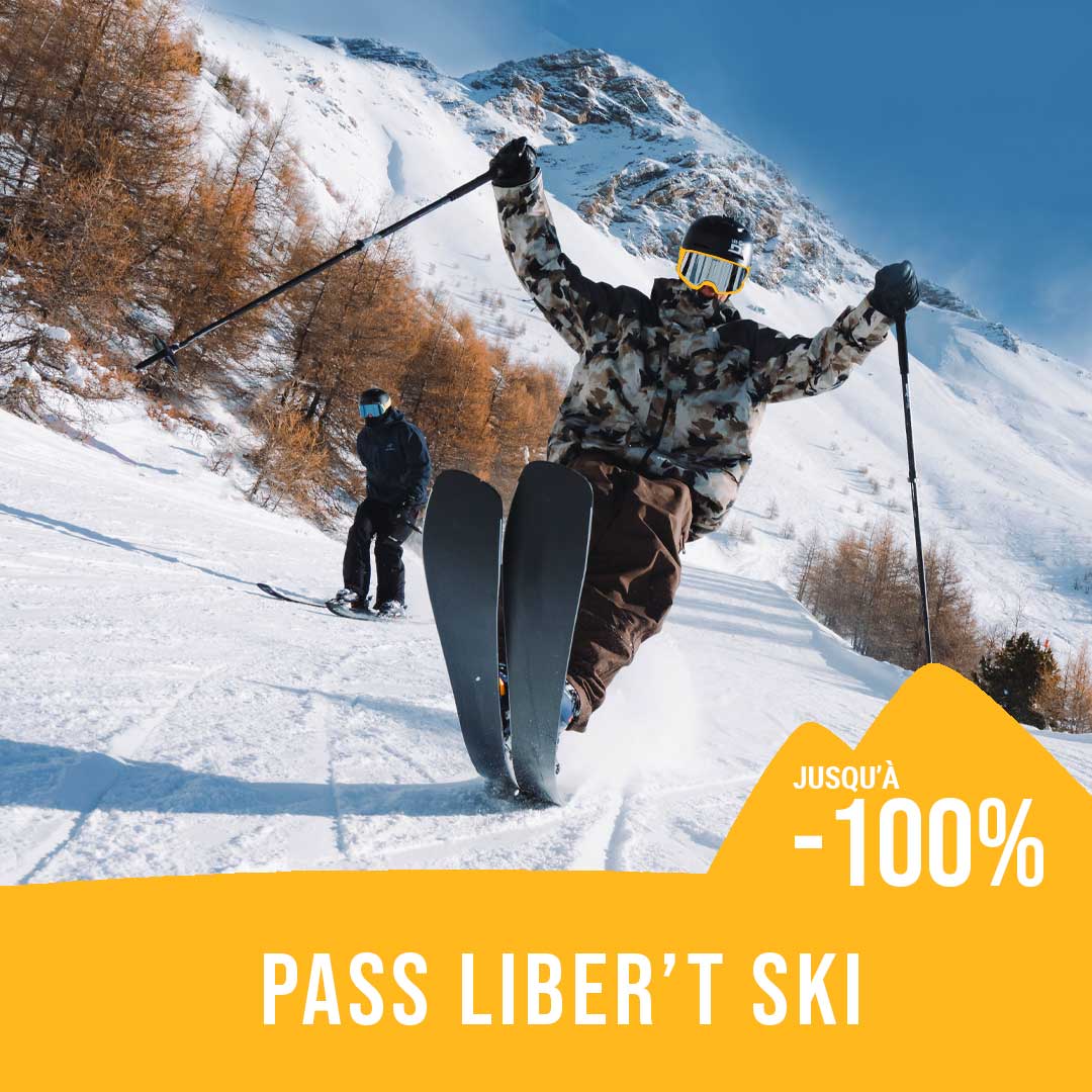 2 skieurs sur une piste avec des mélèzes et de la montagne enneigé en arrière plan